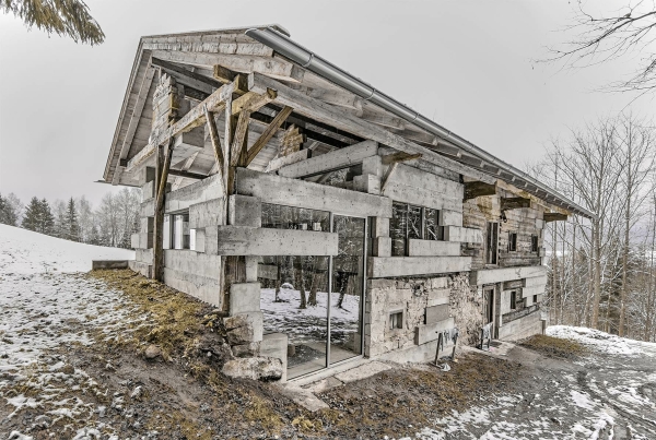 Im Haus am Schedlberg von Peter Haimerl wurden eingestürzte oder weggefaulte Bauteile durch massive, vor Ort gegossene Betonbalken ersetzt. Die Oberflächen wurden komplett neu aufgebaut, reprofiliert und die rauhe Struktur der Holzschalung nachempfunden.
