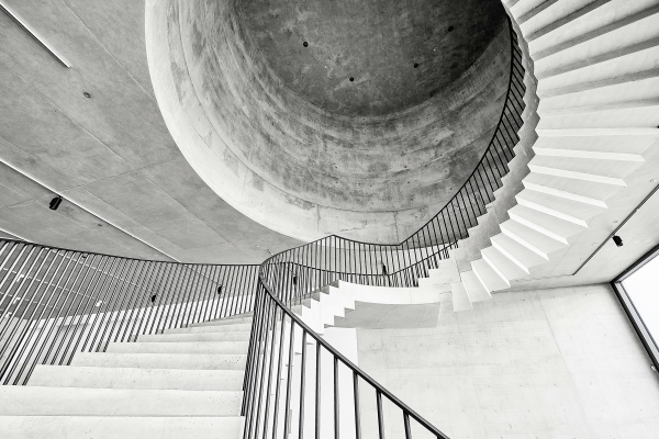 Die aufwenig gestaltete Decke und Treppe im denkmalgeschützten Deutschlandhaus von Marte.Marte Architekten gelang nicht zuletzt durch eine gute Kommunikation und Zusammenarbeit von Anfang an.