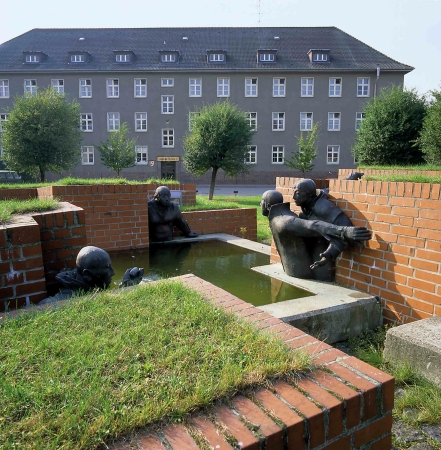 Braunschweig, Neubaugebiet / ehem. Heinrich-der-Lwe-Kaserne, Gesprch zwischen den Blcken, 1981/1982, Eberhard Linke