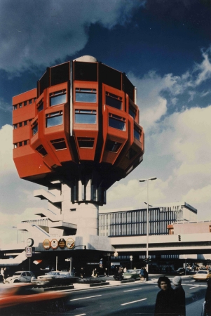 Der 1976 in Berlin errichtete „Bierpinsel“ von Ursulina Schüler-Witte und Ralf Schüler, um 1980