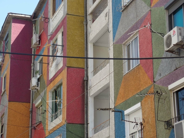 Farbig gestaltete Fassade in Tirana