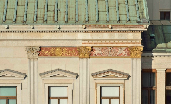 Antikengerechte Farbigkeit am Wiener Parlamentsgebude von Theophil Hansen