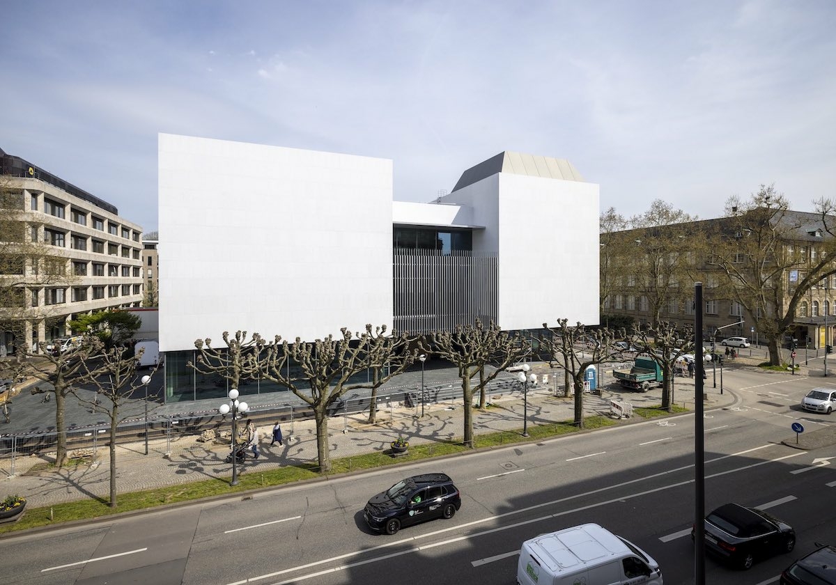 Abstrakte Kunst im Zuckerwürfel
 - Museum Reinhard Ernst in Wiesbaden von Fumihiko Maki