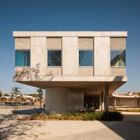 Gesundheitszentrum bei Lissabon von Simao Botelho, Studio-J und DUOMA