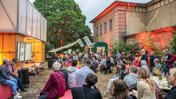 Knstler Tobias Zielony hat sich bei der Kick-off-Veranstaltung 2023 intensiv mit der Geschichte der Wolfener Filmfabrik auseinandergesetzt