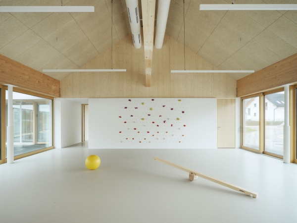 Kindergarten von KAL A und ARREA in Bohinjska Bistrica