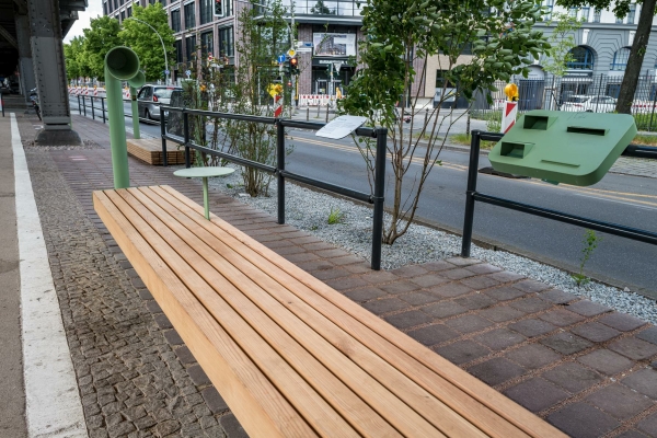 Interaktionsinsel mit Sitzbank, Soundelement und Briefkasten zur R�ckmeldung zum Testfeld