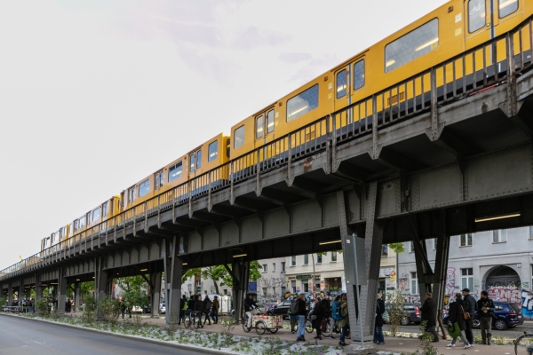 Es verläuft auf 200 Metern unter dem Hochbahnviadukt der U1 in Berlin-Kreuzberg.