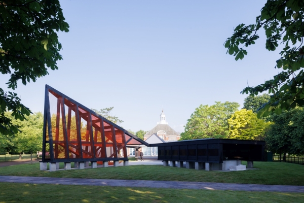 Der Serpentine Pavilion 2024 wurde entworfen vom koreanischen Architekten Minsuk Cho und seinem Büro Mass Studies.