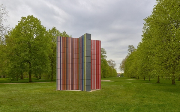 Der Strip-Tower ist eine drei Meter hohe, kreuzförmige Skulptur von 2023 des deutschen Künstlers Gerhard Richter, die derzeit ebenfalls in den Kensington Gardens zu besichtigen ist.