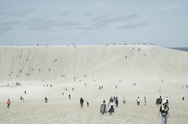 Die fotografische Serie „Raumaufteilung“ beschäftigt sich mit der Nutzung und Aneignung des landschaftlichen Raumes. Die unsichtbaren Regeln, Riten und Gewohnheiten der Nutzung von gemeinschaftlichen Räumen werden in rhythmischen Mustern, harmonischen Clustern und Wiederholungen sichtbar.