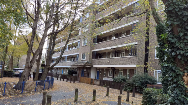 London - typischer kommunaler Wohnungsbau im Zentrum Londons