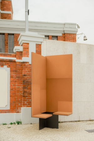 Conversadeira II von Eduardo Souto de Moura bietet eine windgeschtzte Sitzgelegenheit am Ufer des Tejo.