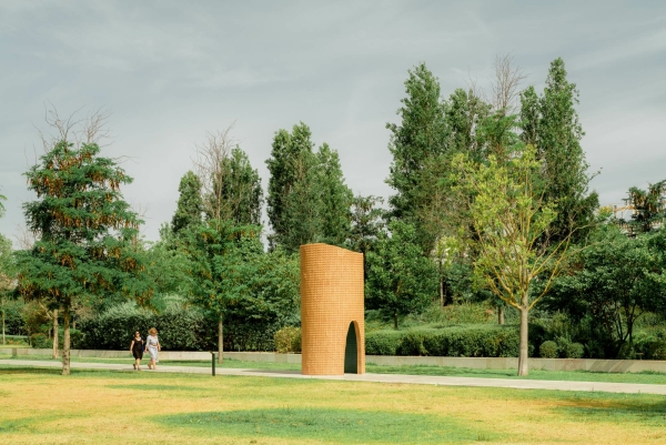 Port_All von Yves Bhar nimmt Bezug auf den nahe gelegenen Torre de Blem.
