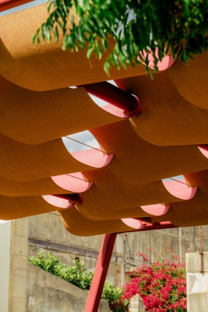 Die wellenfrmige Struktur, die den kleinen Platz berdacht, ist komplett aus Kork.