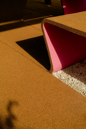 Die Tische wirken wie aus dem Boden ausgestanzt.