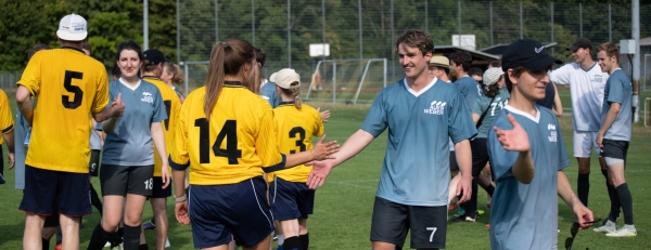 Auf dem Platz schenkt man sich keinen Meter, heit es so schn. Nach dem Spiel gibt man sich aber immer die Hand.