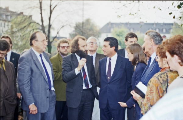 Auenminister Hans-Dietrich Genscher (FDP) mit Unesco-Generaldirektor Federico Mayor Zaragoza zu Gast im Bauhaus Dessau am 16. Oktober 1990. Bei diesem Besuch wurde die Idee bekrftigt, das Bauhausgebude auf die Liste des Unesco-Weltkulturerbes zu setzen, was im Dezember 1996 erfolgte.