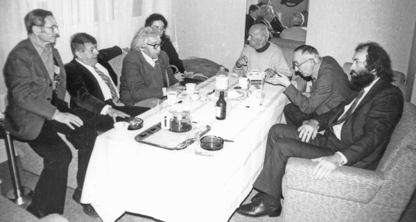Gespräch mit in Frankreich lebenden Bauhäusler*innen während der Bauhauskonferenz im DDR-Kulturzentrum in Paris am 17. Februar 1990. Von links nach rechts: Albert Flocon, Claude Schnaidt, Jean Weinfeld, Emmanuelle Gallo, Jean Leppien, Heinz Hirdina, Rolf Kuhn