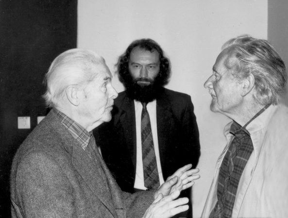Rolf Kuhn zwischen den Bauhäuslern Walter Allner (links) und Carl Marx am 3. November 1989 im Bauhausgebäude anlässlich der Ausstellungseröffnung von typografischen und künstlerischen Arbeiten von Walter Allner (USA)