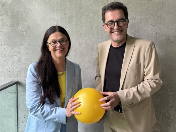 Elisabeth Merk, Vorsitzende des Aufsichtsrats der Gesellschaft IBA Metropolregion M�nchen und Stadtbaur�tin der Landeshauptstadt mit Oliver Weigel, designierter Gesch�ftsf�hrer der IBA Metropolregion M�nchen und bisher Leiter des Referats �Internationale und europ�ische Stadtentwicklungspolitik� beim BMWSB