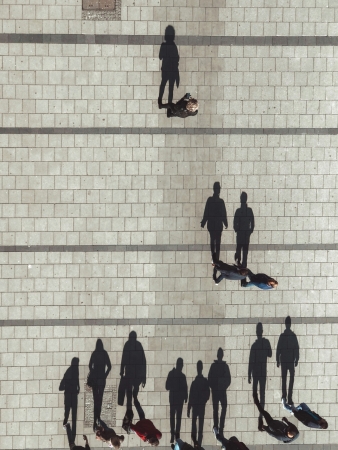 Fußgänger*innen und deren Schatten in der Kaufingerstraße in München; Foto von Jan Antonin Kolar auf Unsplash