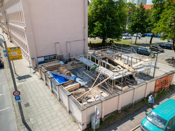 Das Eckgrundstck wurde vorher als Mll- und Parkplatz genutzt.