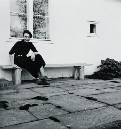 Herta Hammerbacher vor ihrem neuen Haus in Berlin-Zehlendorf, 1936