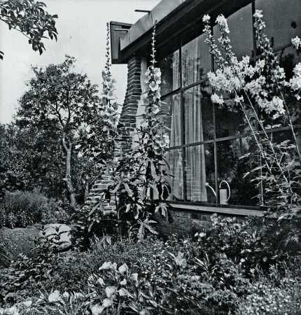 1933 baute Hans Scharoun für Mattern und Hammerbacher ein Wohnhaus in Bornim. Die Gartengestaltung lag bei Mattern und Hammerbacher.