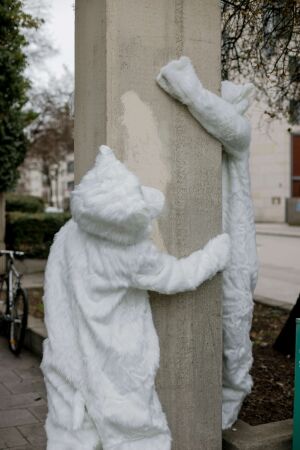 Symbolische Geste: Eisbren klammern sich an die Bestandsstruktur