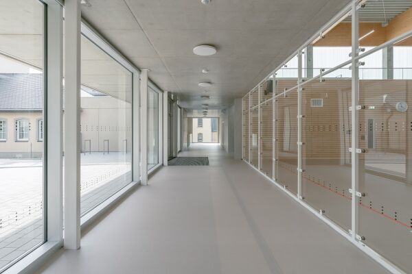 Sporthalle von Code Unique Architekten in Geyer