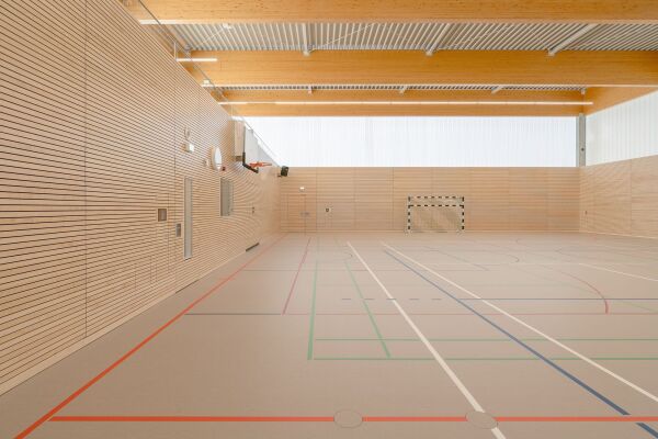 Sporthalle von Code Unique Architekten in Geyer