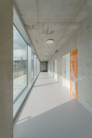 Sporthalle von Code Unique Architekten in Geyer