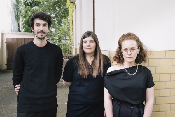 Katharina Benjamin, Angelika Hinterbrandner und Patrick Martin erhalten eine Auszeichnung für ihre digitale Plattform Kontextur.