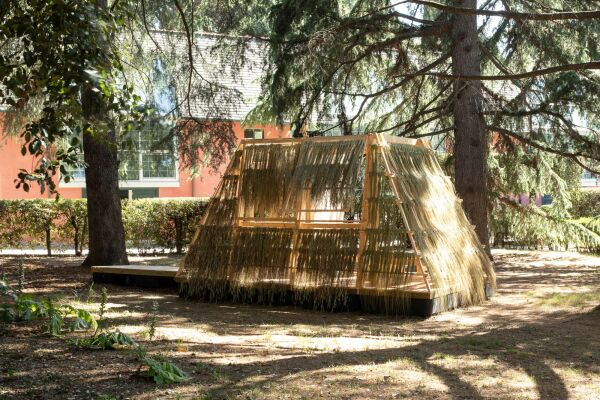 saisonaler salon von Susanne Brorson mit einem Fassadenkleid aus lokalen biogenen Materialien aus Italien vor der Villa Massimo