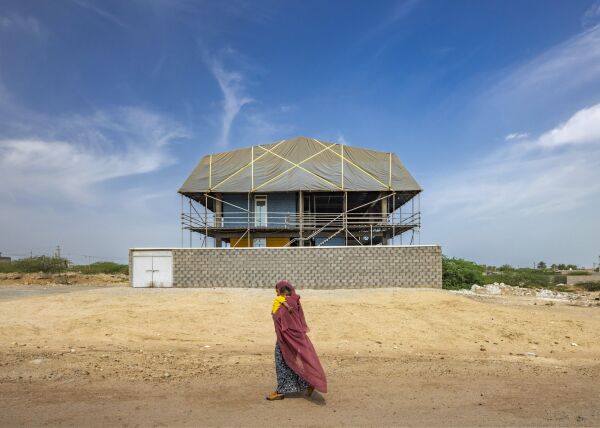 Bildungsbau auf der Insel Hormus von ZAV Architects