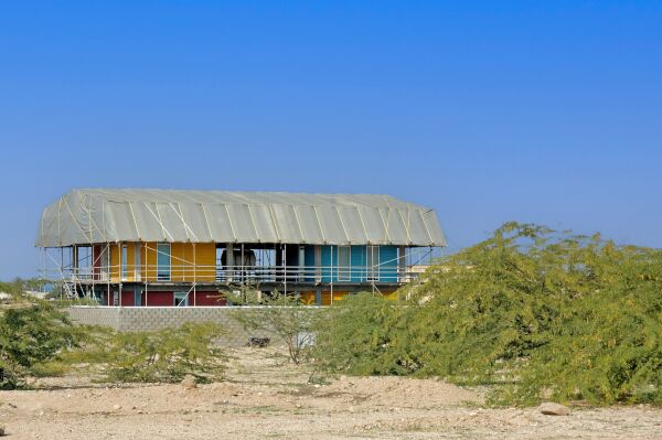 Bildungsbau auf der Insel Hormus von ZAV Architects
