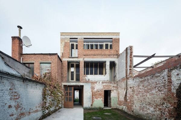 Umbau Wohnhaus und Werkstatt in Sint-Niklaas von BLAF Architecten