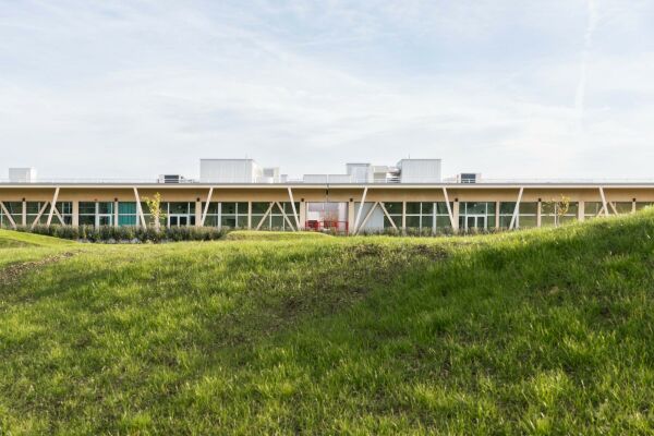 Kita und Schulhort in Parma von Enrico Molteni Architecture