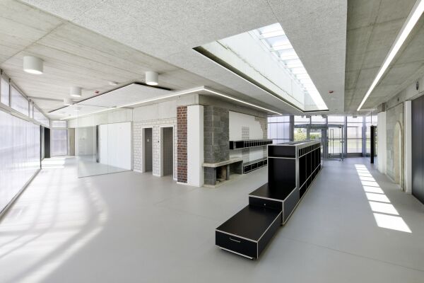 Aus der Publikation: Umbau Kita Karoline Goldhofer in Memmingen von heilergeiger 2019; Piazza und Garderobe