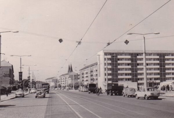 „Magistrale“ Karl-Marx-Straße, fotografiert im Mai 1967 von Otto Schmidt Nordhausen, Bildquelle: Sebastian Wallroth, Wikimedia Commons, CC BY 4.0