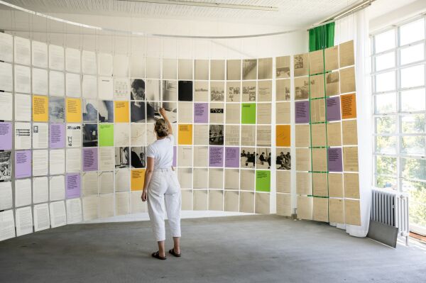 Blick in die Ausstellung „On Behalf of the Environment. Pedagogies of Unrest“