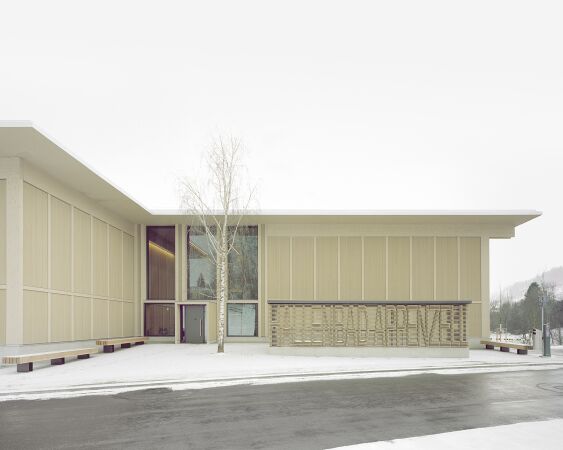 Hallenbad von Peter Moor Architekten