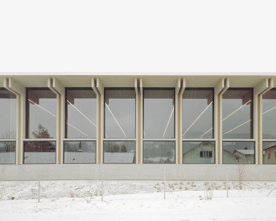 Hallenbad von Peter Moor Architekten