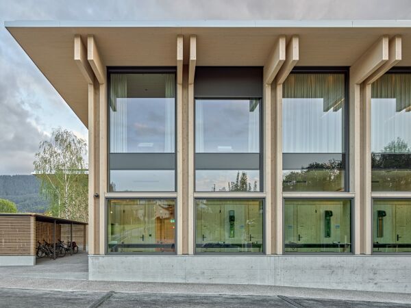 Hallenbad von Peter Moor Architekten