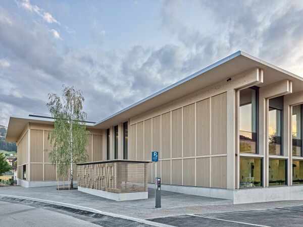 Hallenbad von Peter Moor Architekten