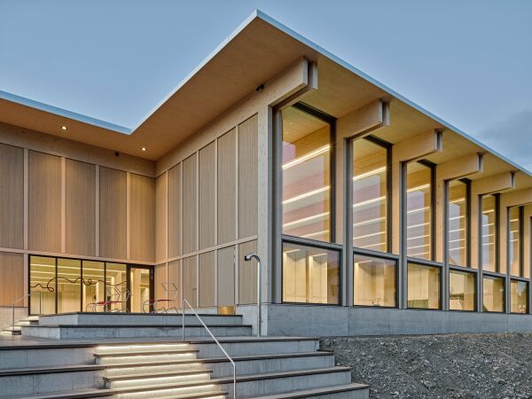 Hallenbad von Peter Moor Architekten