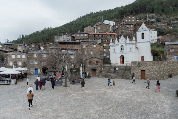 Platzgestaltung und Tourismusbro von Branco del Rio in Portugal