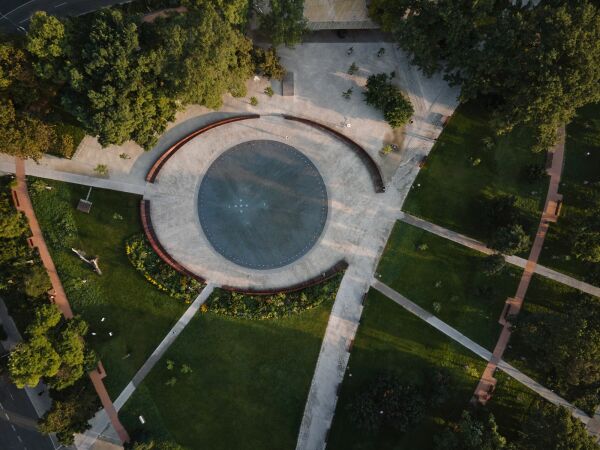 Platzgestaltung von Consequence forma Architects