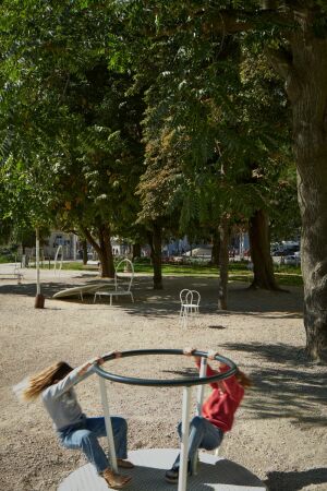 Platzgestaltung von Consequence forma Architects